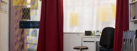 Entrée salle sur rue