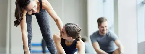 Devenir professeur de yoga : guide complet et conseils YogMee