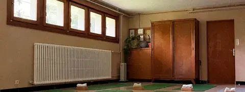 Salle de pratique au rez-de-jardin. 12 tapis et briques disponibles