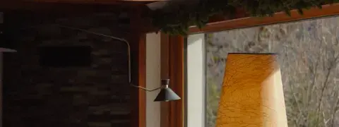 Grande pièce commune à la décoration vintage