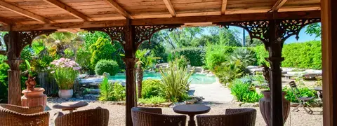 Terrasse en face de la piscine - prise de repas