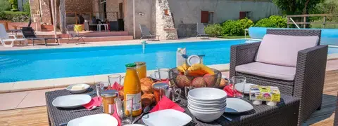 Bâtiment regroupant grande salle, cuisine et 5ème chambre