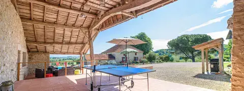 Terrasses couvertes donnant sur la piscine et vue panoramique
