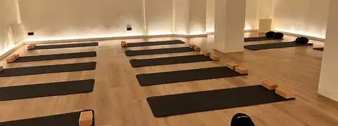 Salle Vibrations — tapis de yoga et briques de liège, éclairage doux, OMVIDA Paris 7ᵉ