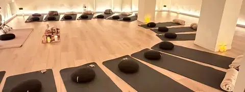Salle Vibrations d'OMVIDA préparée pour un atelier — tapis, coussins et plaids, Paris 7ᵉ