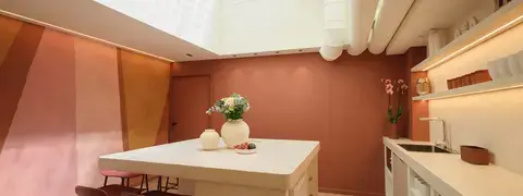Espace d'accueil et tisanerie d'OMVIDA — cuisine conviviale aux tons terracotta