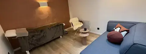 Salle de soins Unité — espace d'échange avec canapé et table de soins, OMVIDA