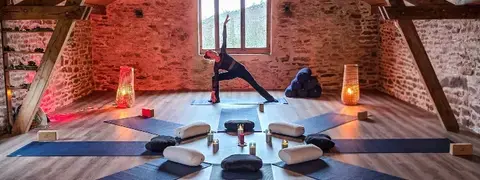 le studio de yoga de Valle Grande est un espace lumineux et chaleureux de 70 m², aménagé sous une magnifique charpente en bois.