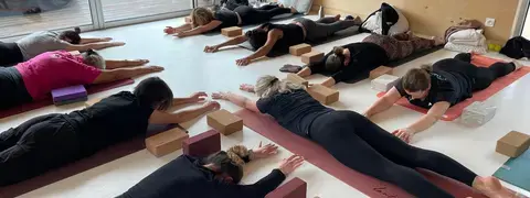 Une séance de yoga dans un des espaces intérieurs modulables de la Villa Cayola, propice à la pratique et à la sérénité.