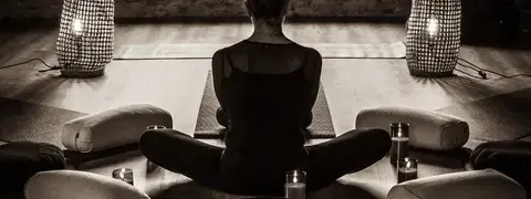 Studio de Yoga avec une atmosphère  douce, inspirante, propice à la pratique du yoga, de la méditation et de toutes les activités de bien-être.
