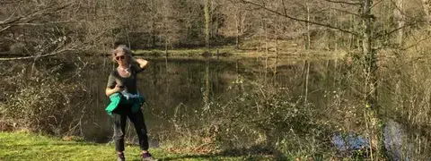Sentier en sous-bois dans le bois privatif de 22 hectares du Domaine de La Planésié, pour les marches méditatives