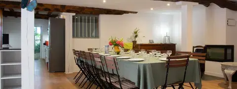 Grande table dressée dans la salle à manger du Domaine de La Planésié, jusqu'à 18 convives