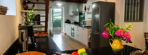 Cuisine professionnelle du Domaine de La Planésié, équipée pour accueillir un cuisinier pendant un stage