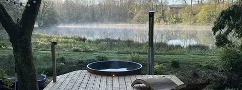 Bain nordique face à l'étang