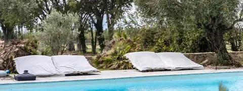 Piscine ouverte pendant la saison printemps / été