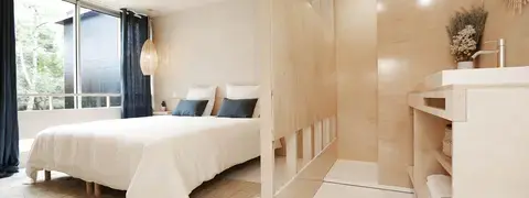 La chambre bleue de la Villa Cayola, un cocon apaisant pour une nuit ressourçante.