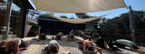 Une séance de yoga sur le rooftop de quatre-vingts mètres carrés de la Villa Cayola, ouvert sur la forêt et l'horizon, pour une pratique en pleine nature.