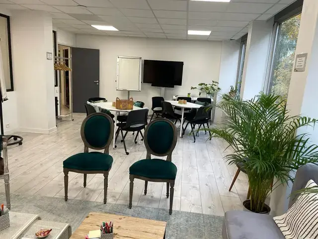 salle huit aménagée avec deux ilots